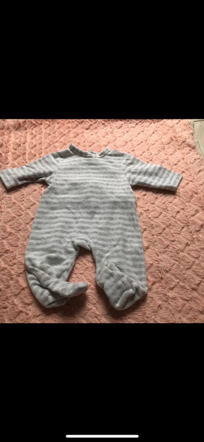 taille 3 mois en parfaite état ! Ni troue ni tache Envoie rapide