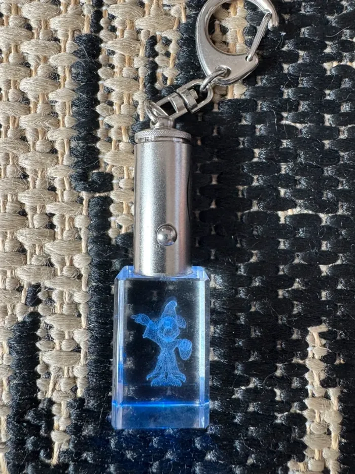 Porte-clés 3D lumineux Mickey - photo numéro 4