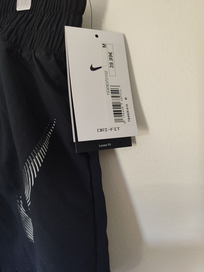 Short Nike neuf - photo numéro 2