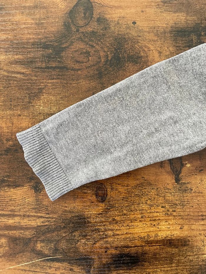 Pull en laine file  gris avec col V - photo numéro 2