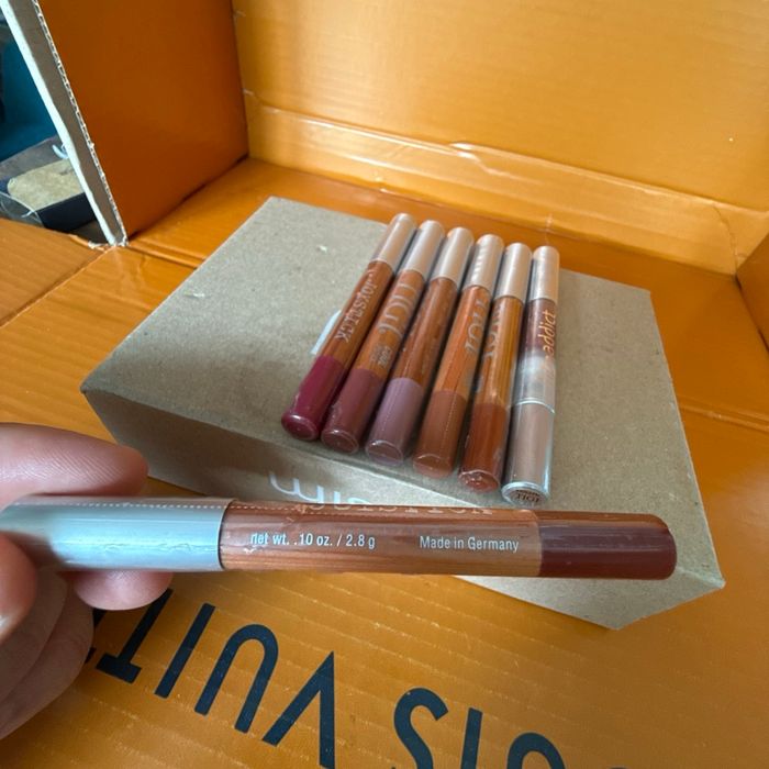 Joystick FLIRT par TIGI. Un crayon à la texture crémeuse, idéal pour les lèvres, les joues et les yeux - photo numéro 6