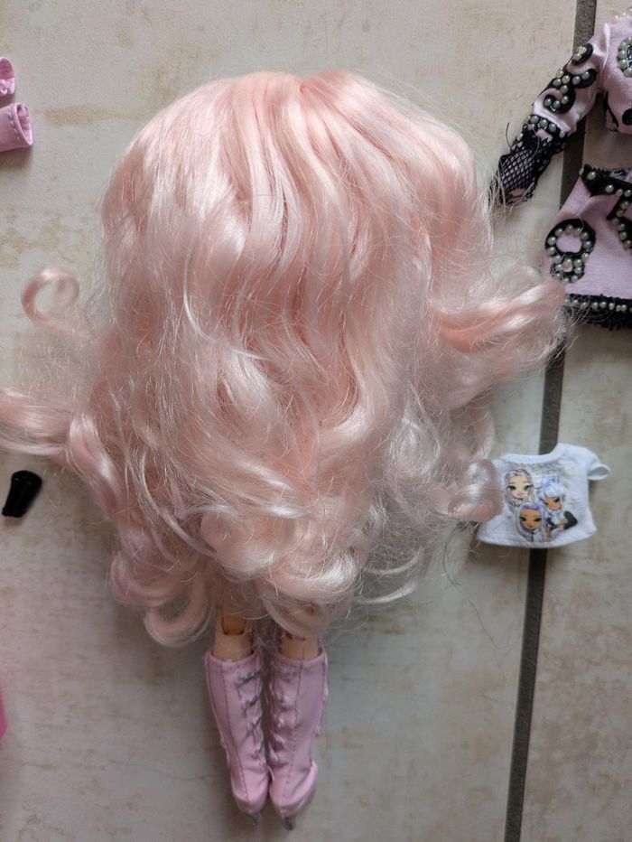 Poupée Rainbow high Bella Parker avec tenues et socle de Minnie Choi high Royal Three K-Pop - photo numéro 3