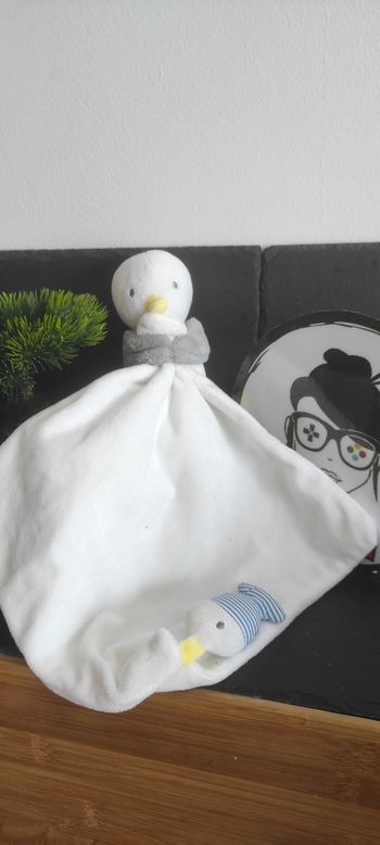 Doudou peluche oiseau mouette jacadi poisson gris blanc bleu jaune rayé mouchoir