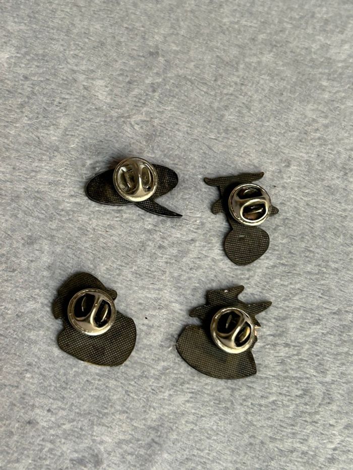 Lot de 4 ancien pin’s bébête show appelez moi dieu, Bernard tapis, jack Lang , Jacques Chirac - photo numéro 6