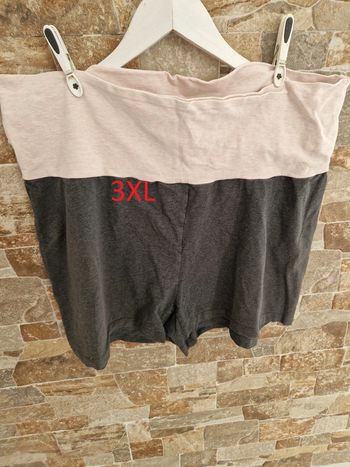 1 short marque decathlon  taille 3XL gris rose