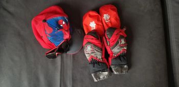 Lot accessoires lunettes de soleil moufles ski casquette 6 ans