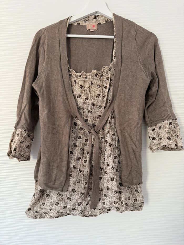Haut maternité blouse gilet beige crème taupe à motifs fleurs et manches longues gilet intégré