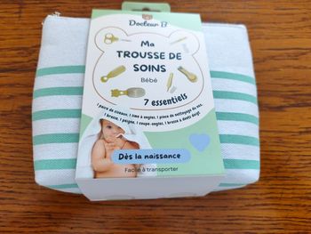 A trousse de soins neuve