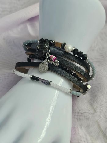 Bracelet aimanté simili cuir avec ses breloques, Ikita, acier inoxydable