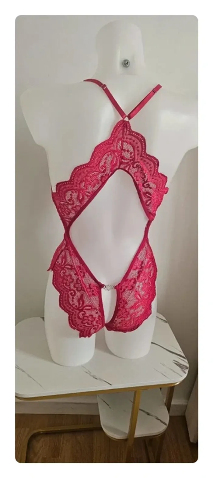 Lingerie en dentelle rouge - photo numéro 3