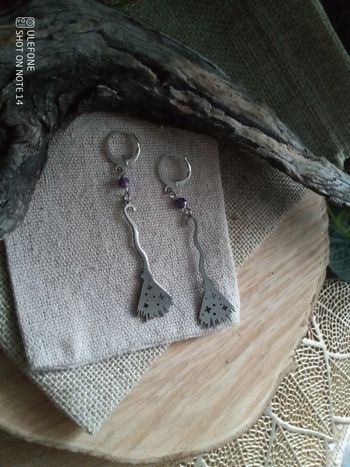 Boucles d'oreilles bohèmes balai sorcière pierres d'améthyste 💜.