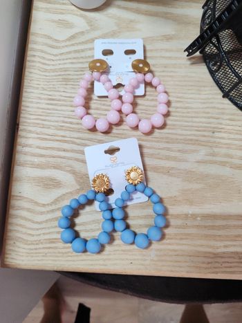 2 paires de boucles d'oreilles neuves