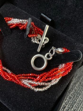 Bracelet rouge et blanc petites perles tressées