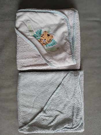 Lot 2 serviettes de bain bébé