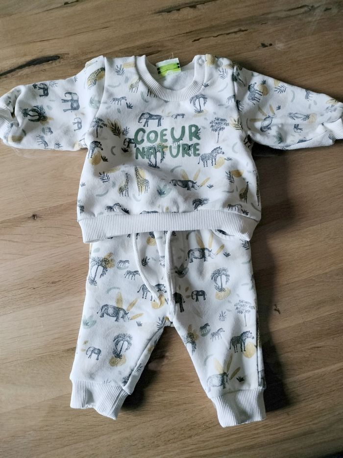 Ensemble tape à l'oeil