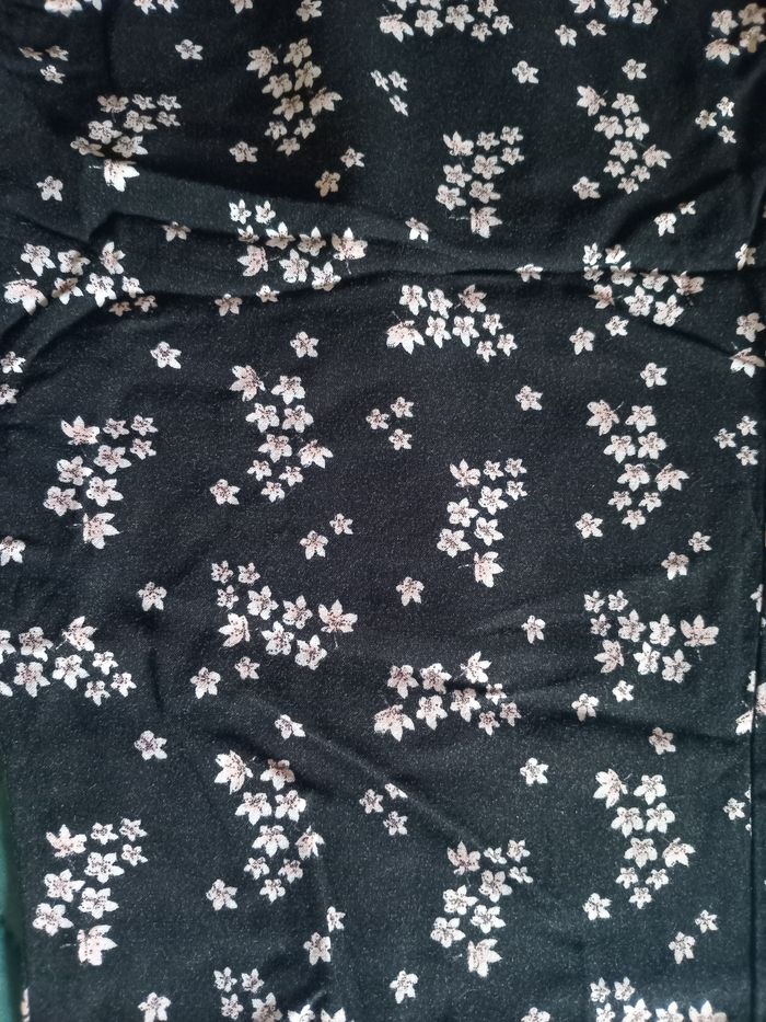 Pantalon noir fleuri léger - photo numéro 2