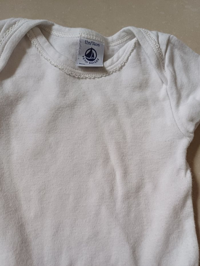 2 bodies manches courtes Petit bateau  12 mois - photo numéro 3