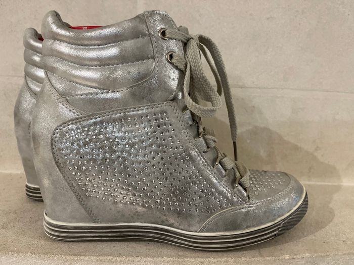 Baskets talons compensés argentées