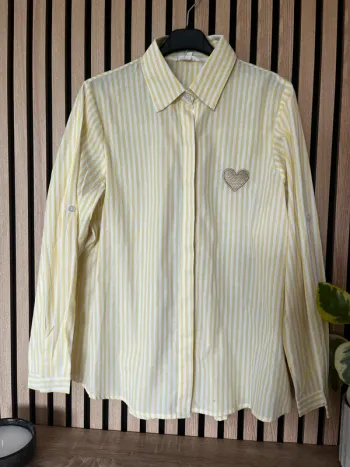 Chemise rayée jaune, cœur doré