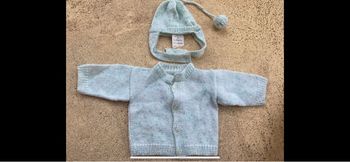 Ensemble gilet et bonnet vert et blanc