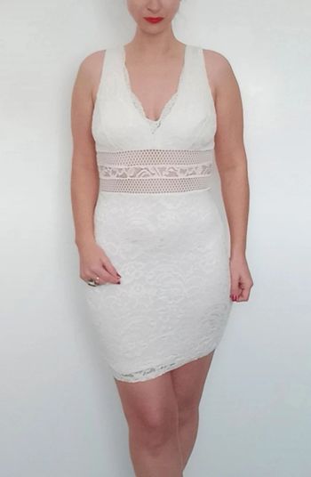 Robe moulante dentelle blanche parties ajourées TU