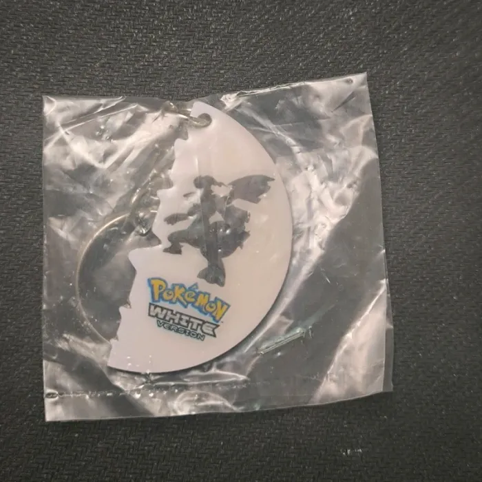 Porte clé Pokemon précommande noir et blanc