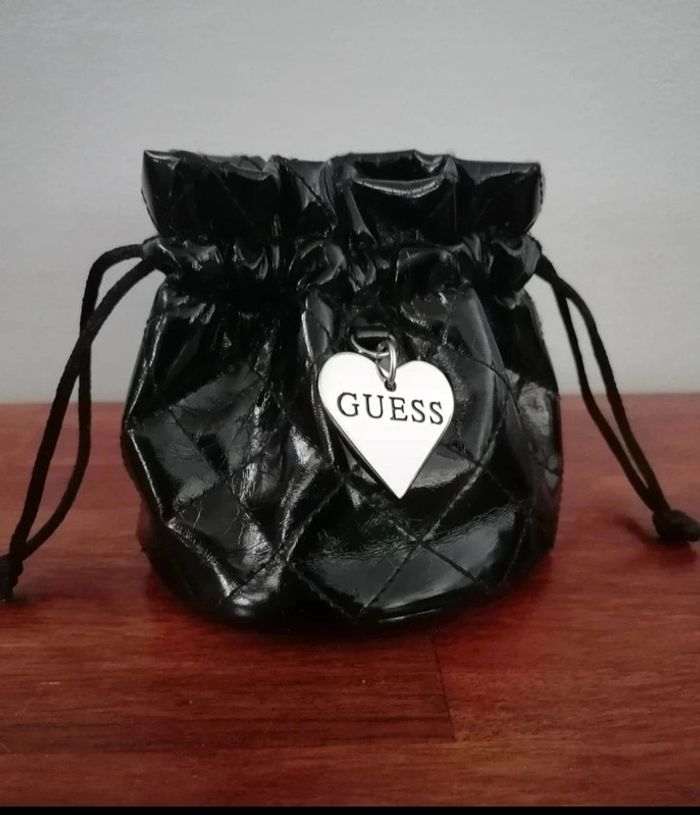 Pochette Guess 11x 11 cm avec lacet de serrage