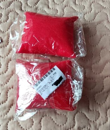2 coussins pour mettre les bracelets. Ou montre.  Rouge