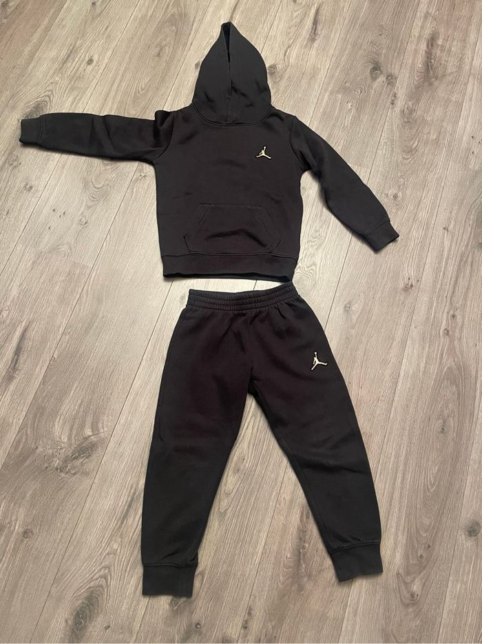 Jordan - ensemble noir sweat à capuche + pantalon jogging . 5/6 ans . 11O/116 cnn
