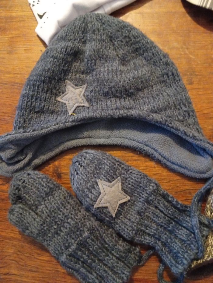 Lot bonnet écharpe moufle taille 12/24 mois - photo numéro 2