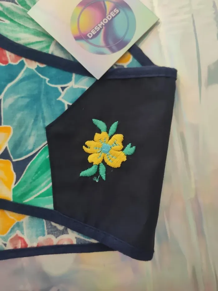 Crop top upcylé à partir d'un tablier fleuri vintage - photo numéro 9