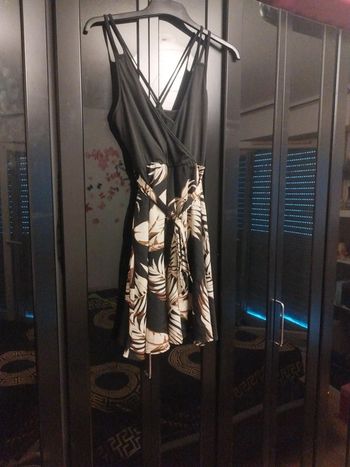 Jolie robe devant cache cœur, derrière bretelles croisées, avec ceinture.