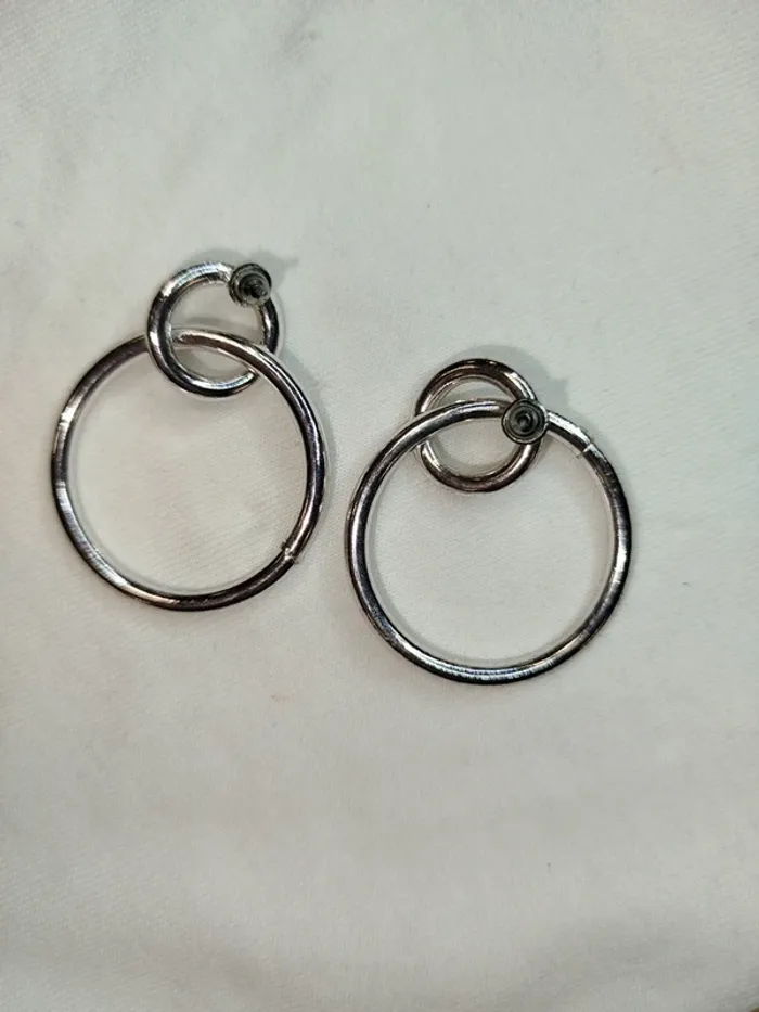 Boucle d'oreille Femme argenté - Deux anneaux épais - puces - photo numéro 3