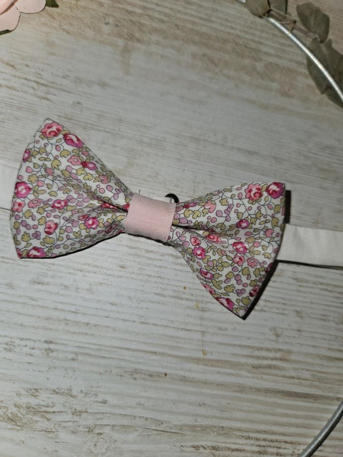 Nœud papillon fleuri