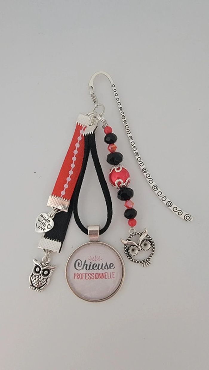 Cadeau humour, bijoux de sac ou marque page " chieuse professionnelle "