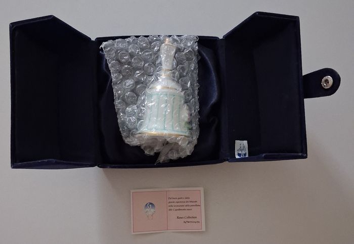 Cloche de collection en porcelaine dans un coffret de velours - photo numéro 5