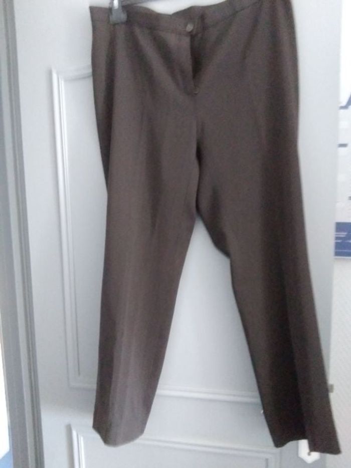 Pantalon marron  fermeture et boutons  sur le devant
