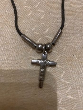 Collier pendentif noir homme croix