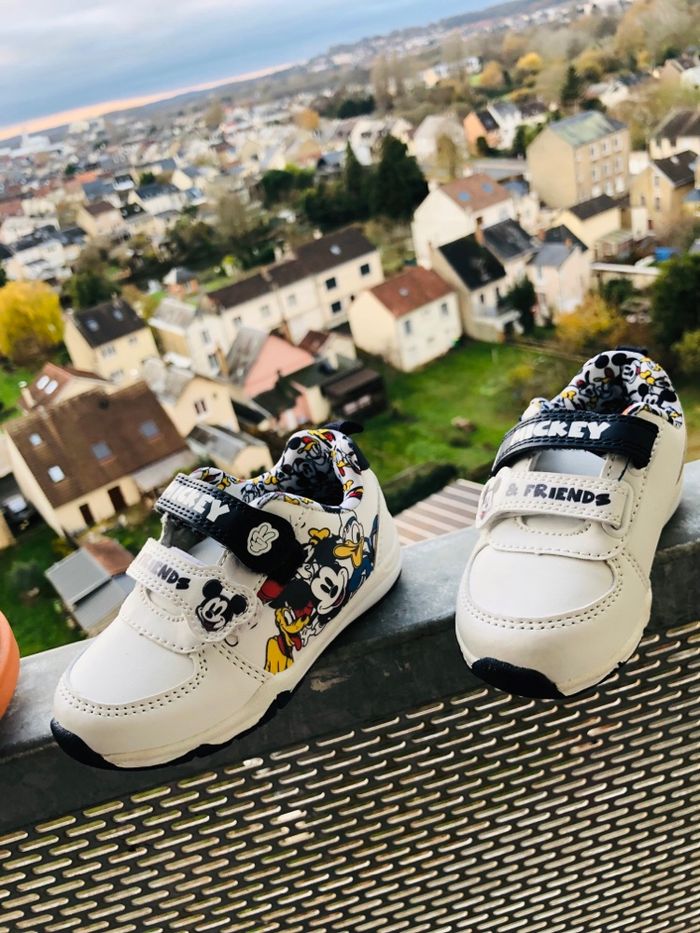 Basket Mickey neuf sans étiquette pointure 22🧸