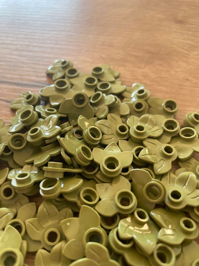 Lot de 100 feuilles plate LEGO olive Green réf 6398008 - photo numéro 4