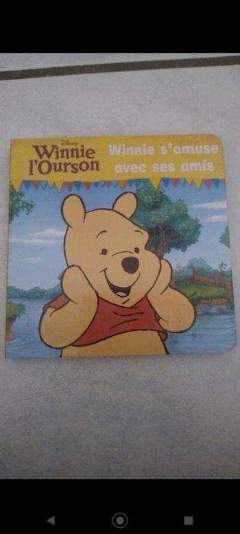 Petit livre rigide Winnie l'ourson s'amuse avec ses amis