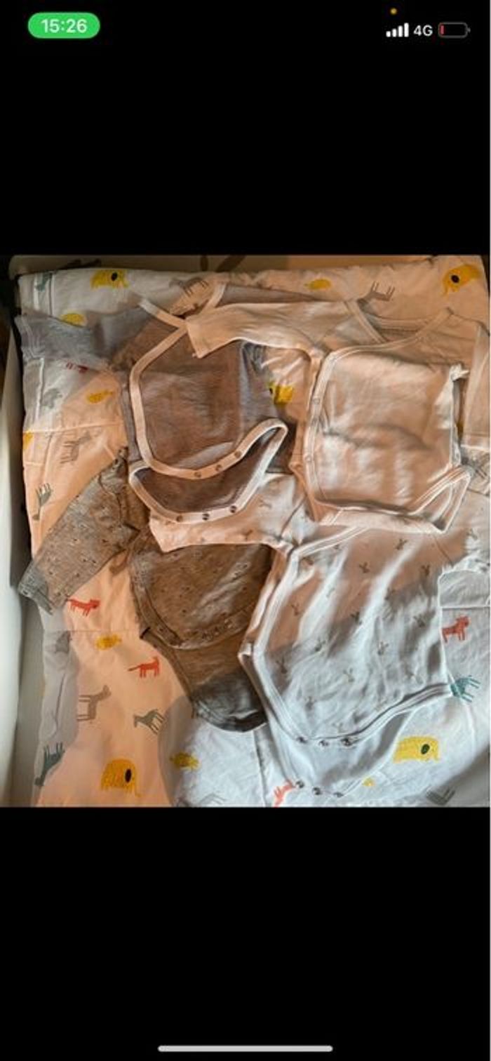 Lot bodies et pyjama - photo numéro 4