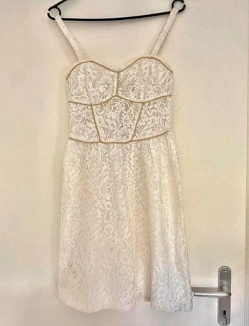 Robe blanche à dentelle