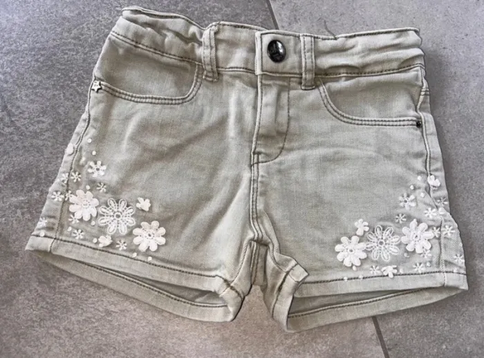 Short Ikks kaki 6 ans tbe  Broderie fleur  Se resserre à l’intérieur