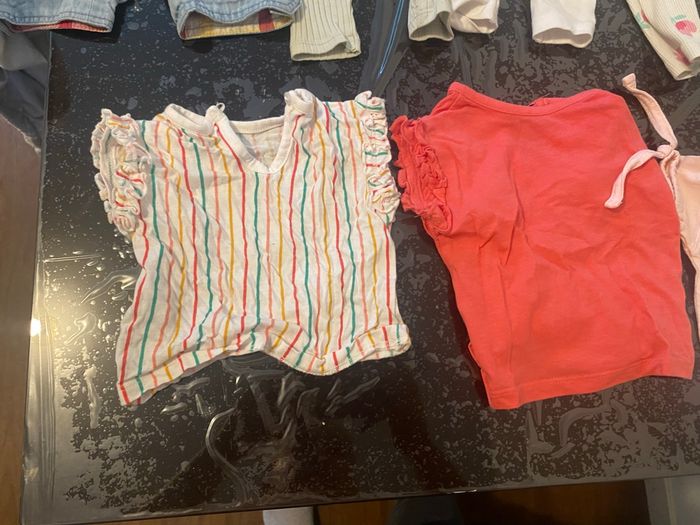 Vends un lot de vêtements ( pyjama , tenues , body , 2 turbulettes ( pas apparente sur les photos car pas assez de place ) - photo numéro 9