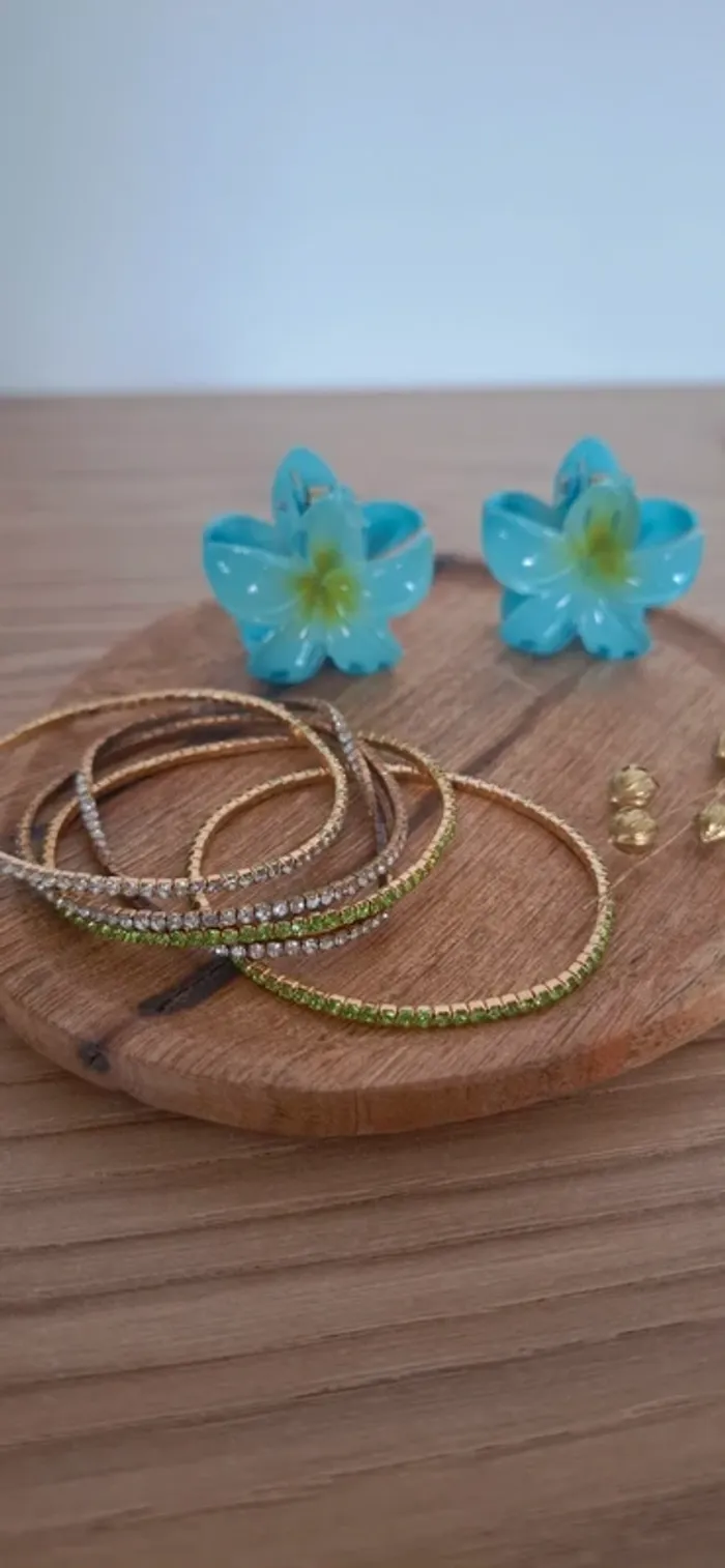 💚 Lot mini pinces fleurs bleues + bracelets strass verts – Neuf - photo numéro 3
