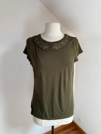 Superbe T Shirt en tissu doux fluide vert kaki avec dentelle naf naf 40 L