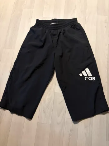 Bermuda adidas 12 ans noir, motif effacé sinon très bon état