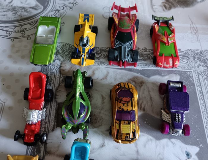 Lot de 13 voitures Hot wheels et Mattel - photo numéro 2