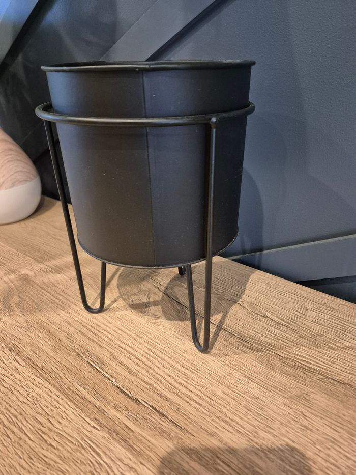 Cache-pot en métal noir, sur pied - photo numéro 3
